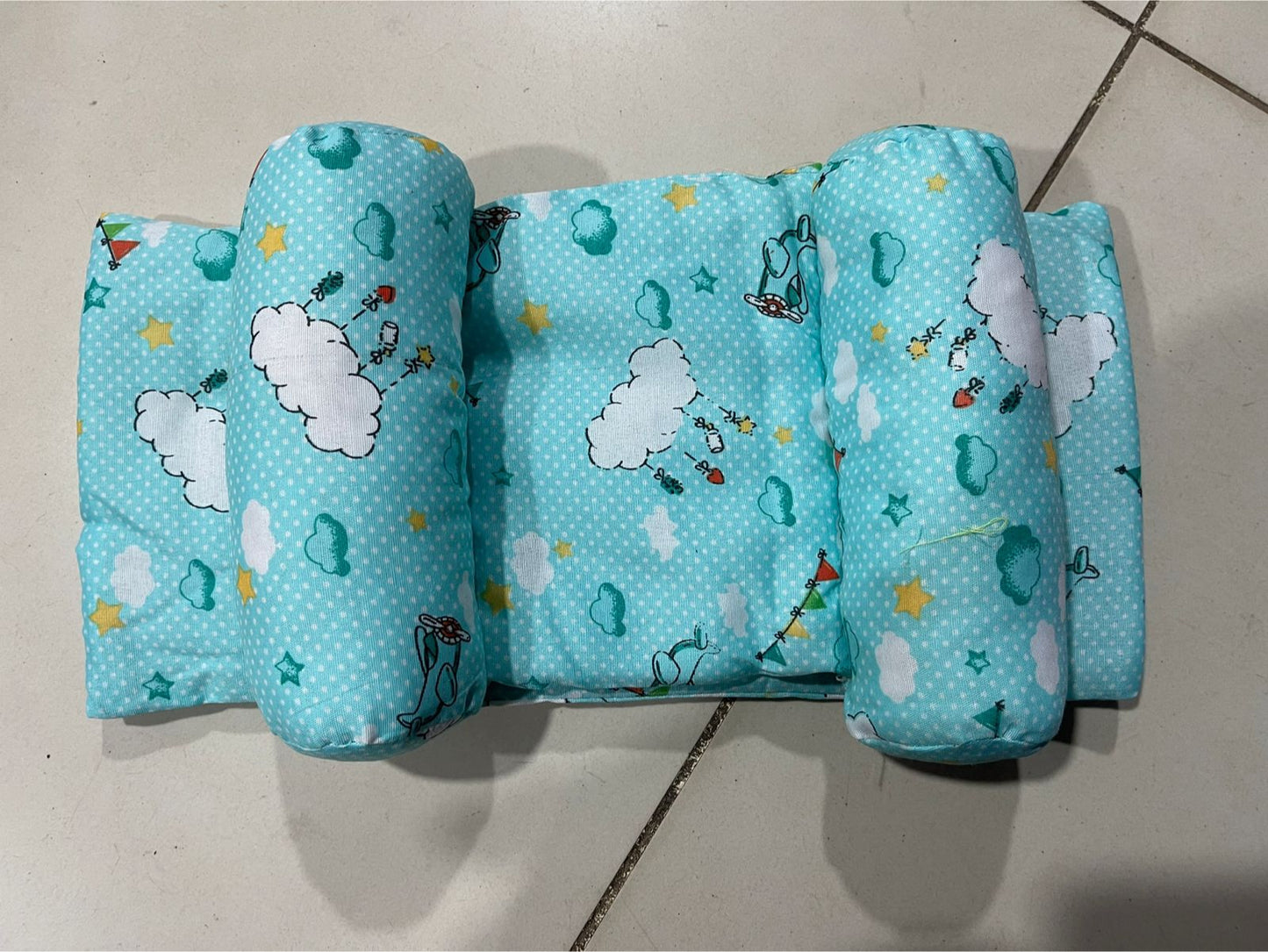 ADJUSTABLE BABY SLEEPING SUPPORT PILLOW, ANTI ROLL CUSHION AND NECK PROTECTION (Random Color)